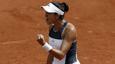 Muguruza pasa con susto a la tercera ronda de Roland Garros