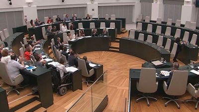 El PP se va del Pleno de Madrid tras acusarles Sánchez Mato de robar