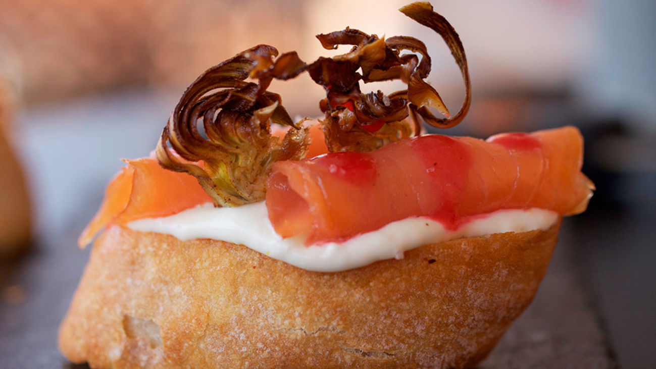 La receta del día: Pintxo de salmón con alcachofas chips y pate de limón