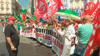 Los sindicatos sanitarios piden a Cifuentes que se comprometa al grito de 'consejero dimisión'