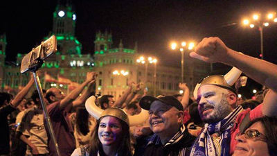 Miles de aficionados inundan la Cibeles para celebrar la Duodécima