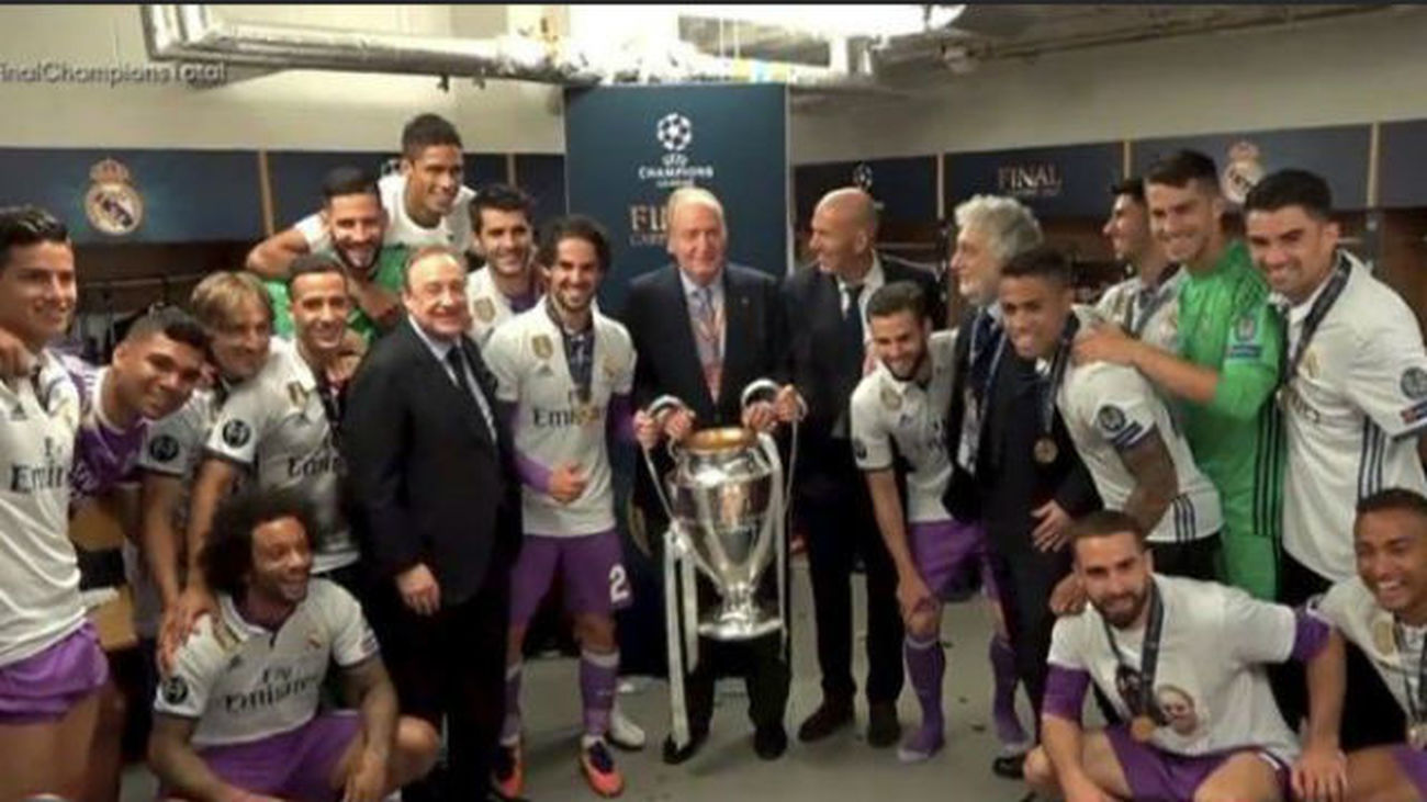 Rey Juan Carlos con los jugadores del Real Madrid