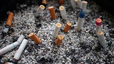 Los neumólogos alertan del riesgo para la salud de las colillas