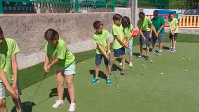Golf, en el patio del colegio