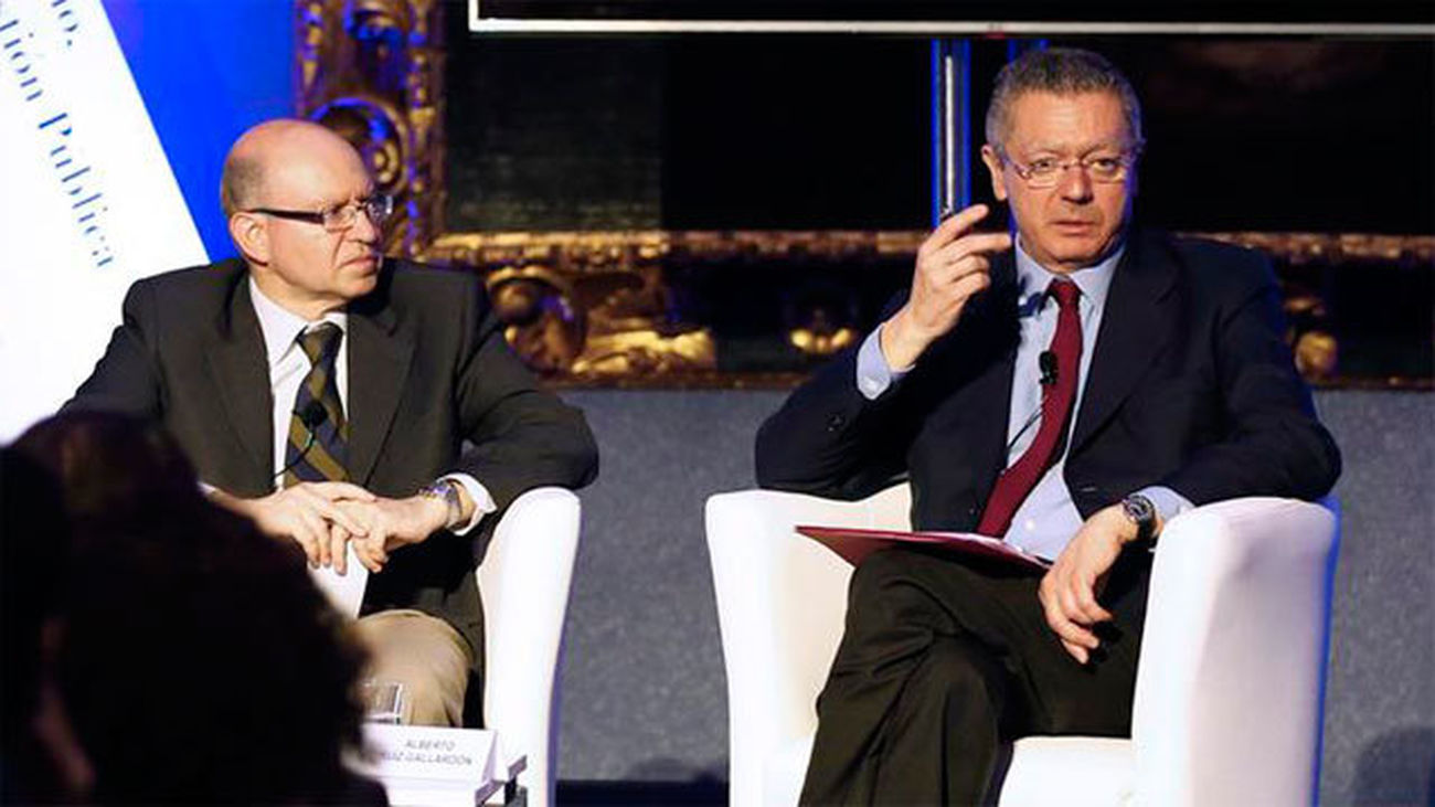 Alberto Ruiz Gallardón (d), junto al periodista Emili Blasco