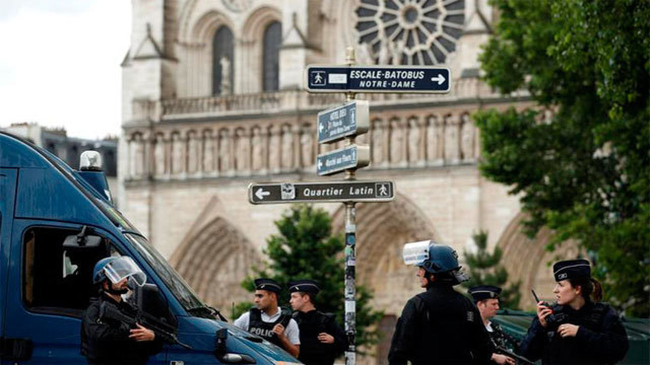 París: Un policía dispara a un argelino que intentó agredirle con un martillo en Notre Dame