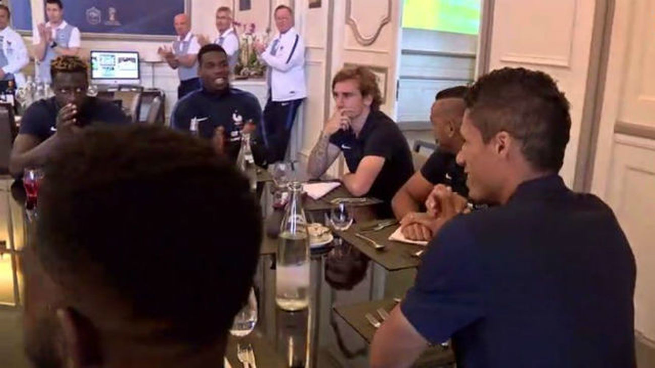 El 'feo' de Griezmann a Varane tras ganar la Champions