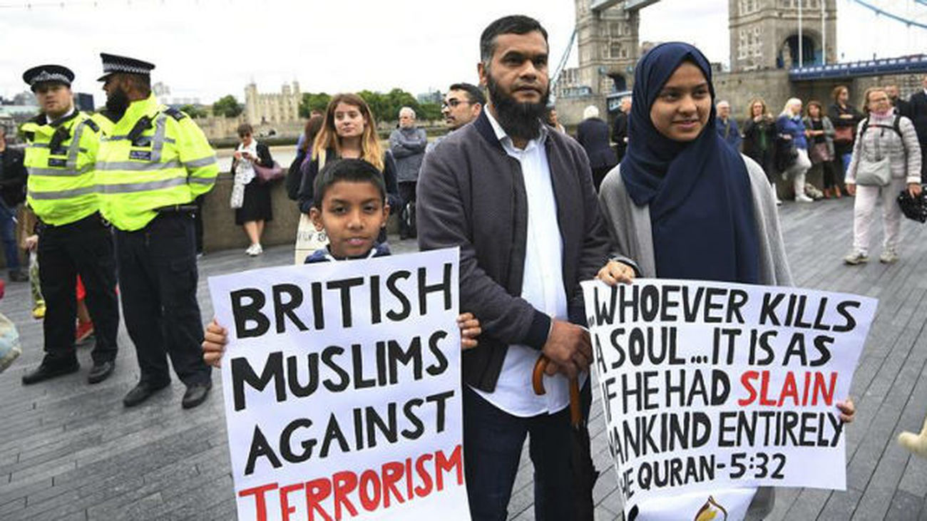 Varias personas participan en una manifestación en solidaridad con las víctimas del ataque que dejó el sábado siete muertos y