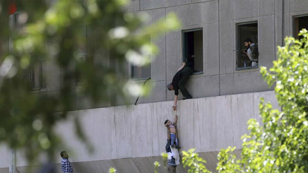 Al menos doce muertos y 39 heridos en los ataques terroristas de Teherán