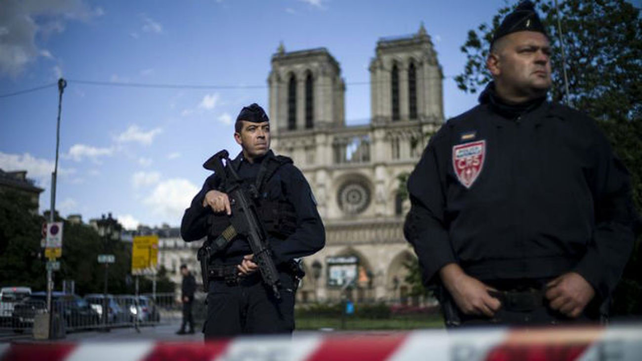 Dos policías hacen guardia en las inmediaciones de la catedral de Notre Dame de París