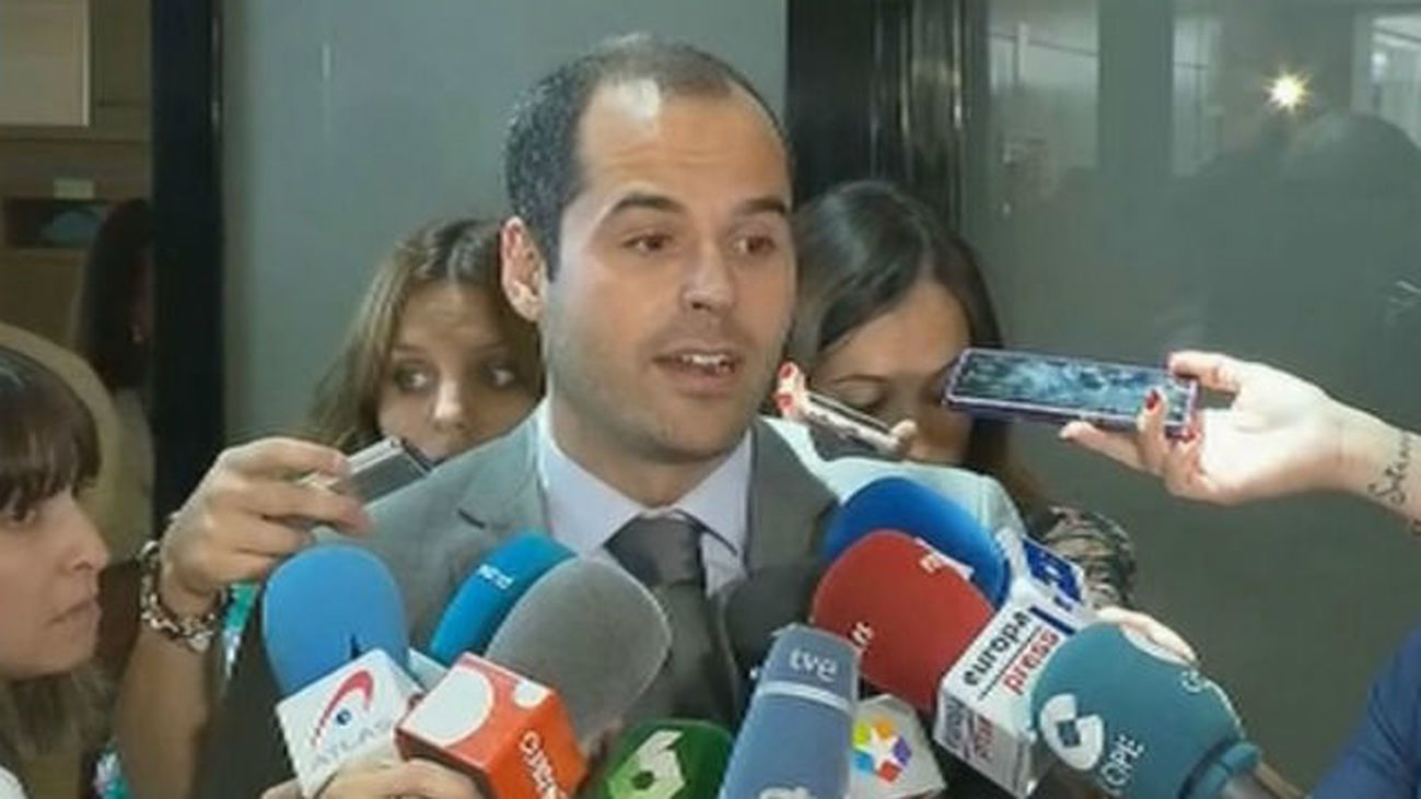 Aguado ve a Cifuentes "nerviosa" por la corrupción y por la rivalidad con C's