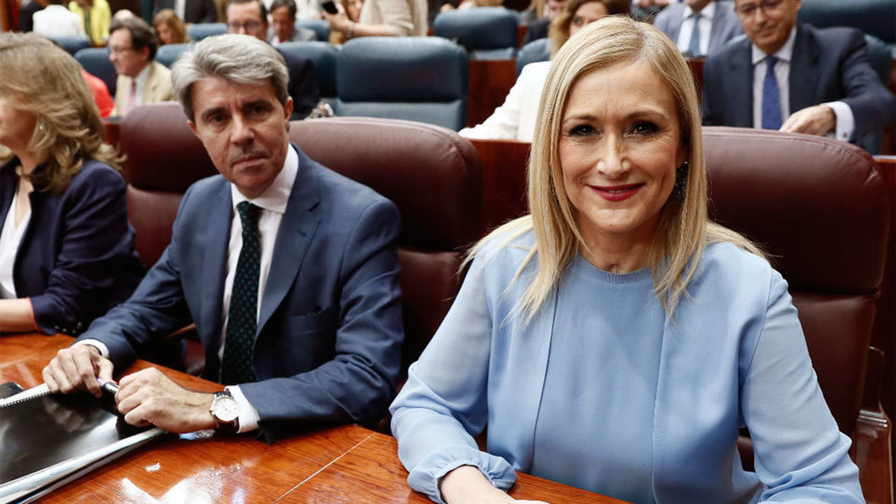 Ángel Garrido con Cristina Cifuentes en la Asamblea