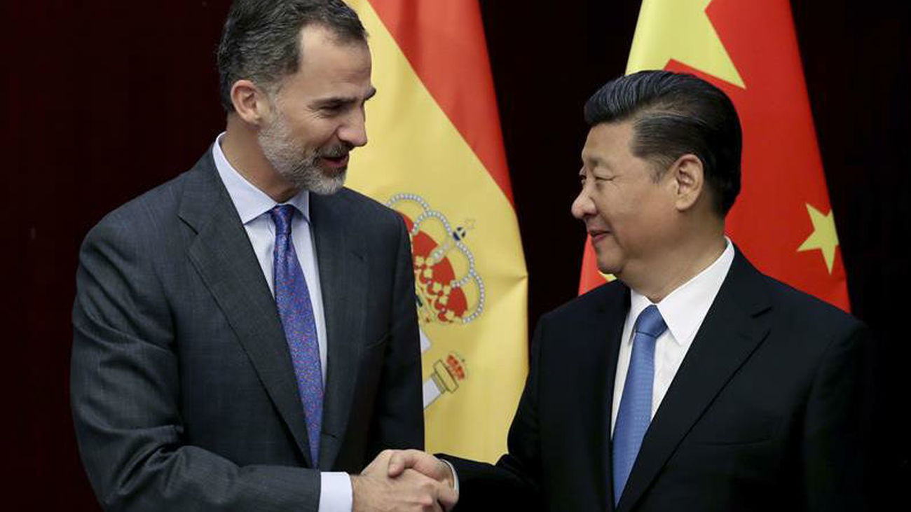 El Rey de España Felipe VI saluda al presidente de la Republica Popular China, Xi Jinping