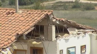 Rescatados los dos albañiles atrapados al derrumbarse una casa en Nuévalos