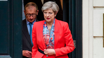 Theresa May pierde la mayoría absoluta, pero descarta dimitir