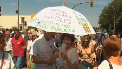 Una cadena humana rodea el hospital de Móstoles  en defensa de la sanidad pública