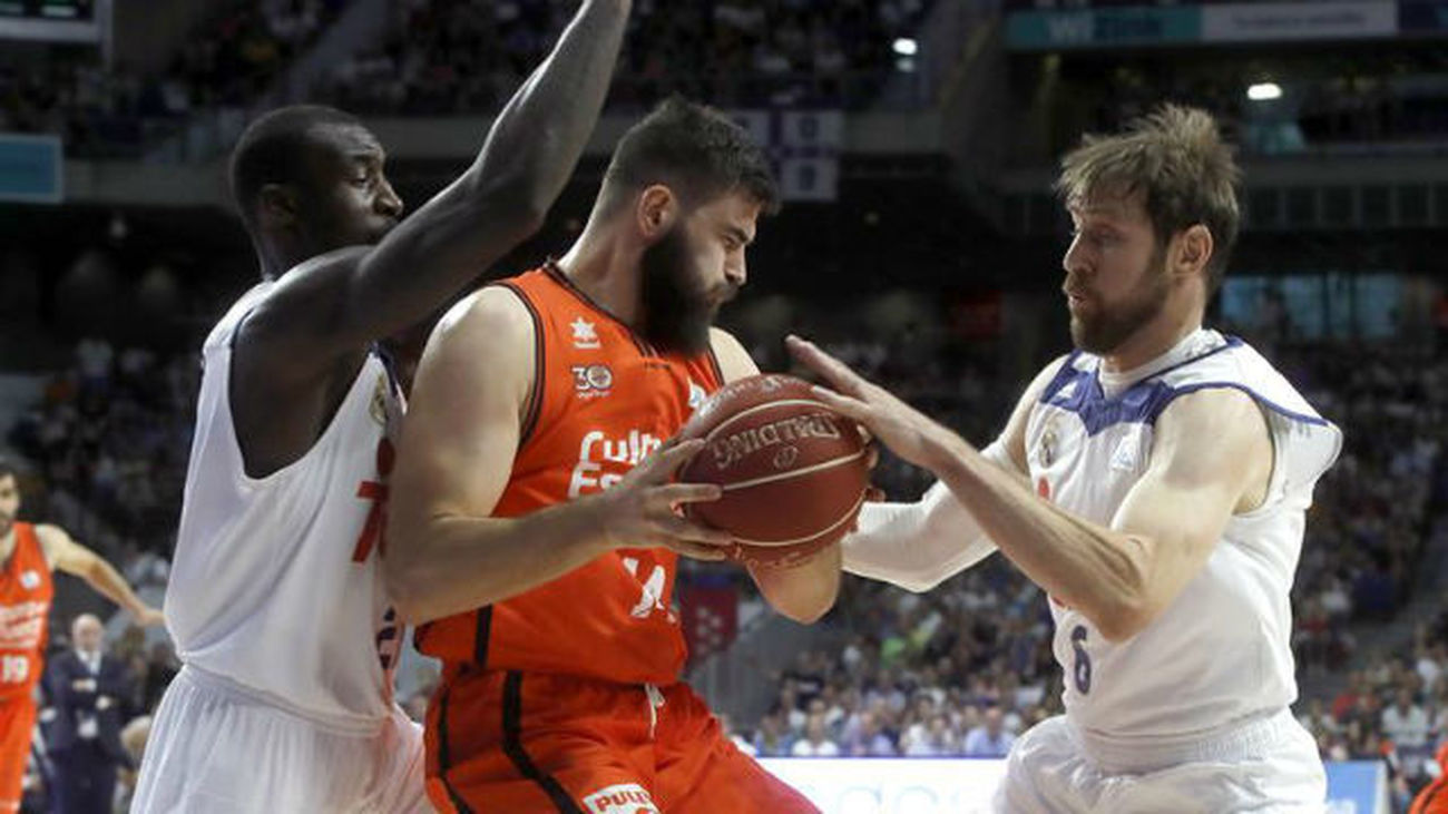 79-86. Un Real Madrid muy nervioso se deja empatar la final ante el Valencia