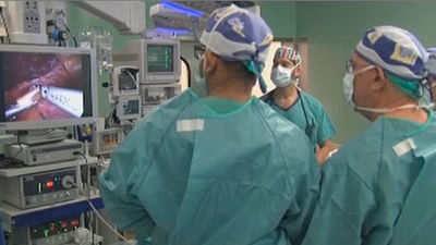 Dos cirugías a través de una sola incisión mínimamente invasiva