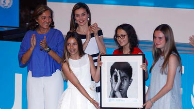 Las niñas de las pulseras Candela premiadas por Unicef