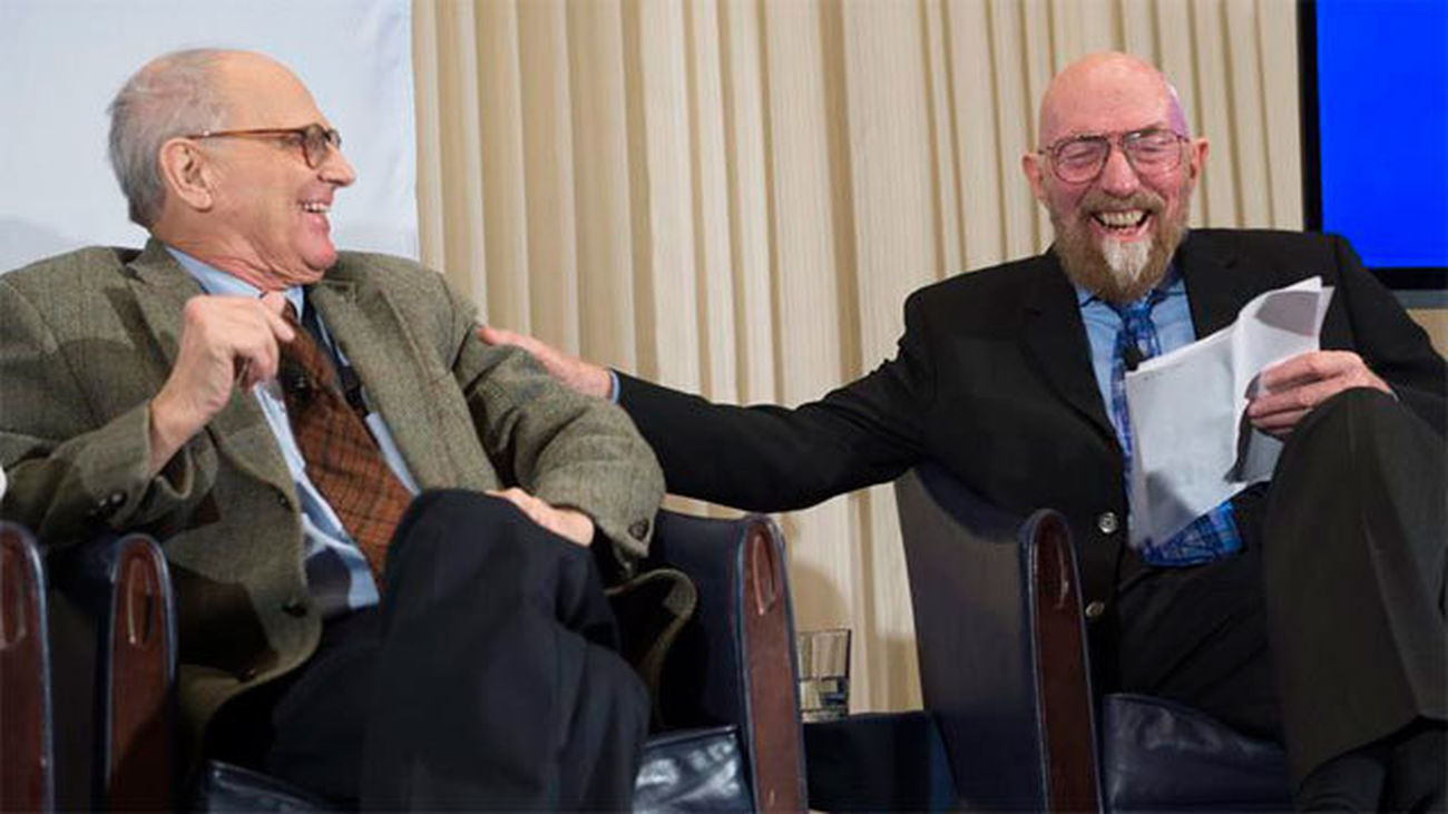 Los físicos Kip Thorne (d) y Rainer Weiss