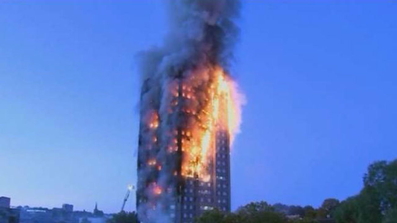 Al menos seis muertes confirmadas en el incendio de un edificio de Londres