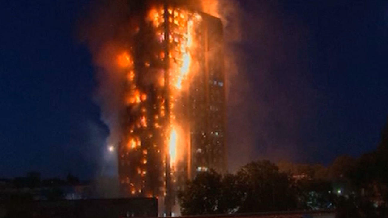 Al menos 12 muertes confirmadas en el incendio de un edificio de Londres