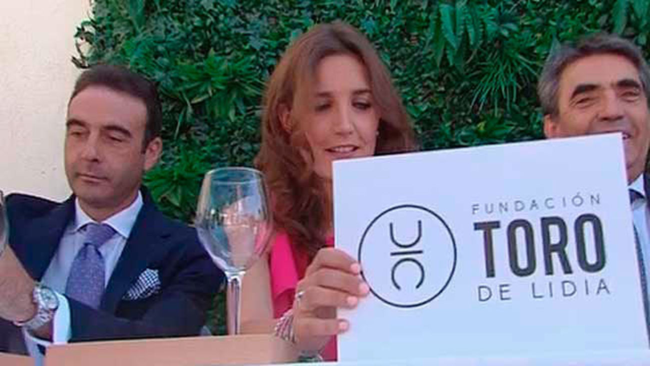 La viuda de Victor Barrio impulsa la promocion de la Fiesta de los Toros en los colegios