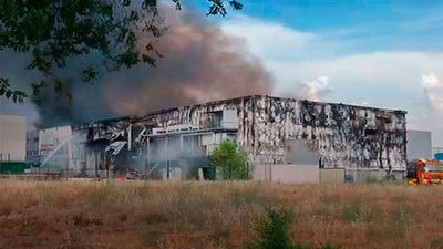 16 dotaciones de bomberos extinguen un incendio en una panificadora de Alcalá