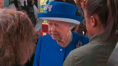 Isabel II visita el barrio de la torre donde murieron al menos 30 personas