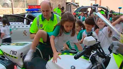 La Guardia Civil recurre a Mickey Mouse para enseñar seguridad vial a niños