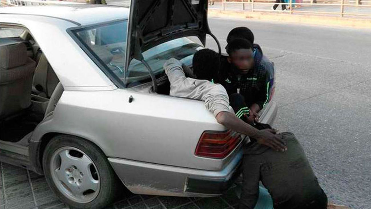 Conductor kamikaze entra con 5 inmigrantes en Melilla y 2 agentes son heridos