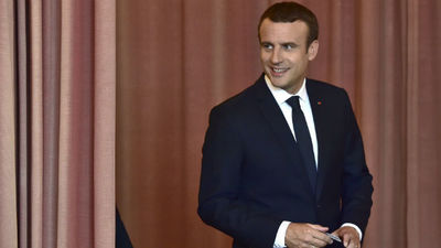 Macron se prepara para una tensa vuelta de vacaciones