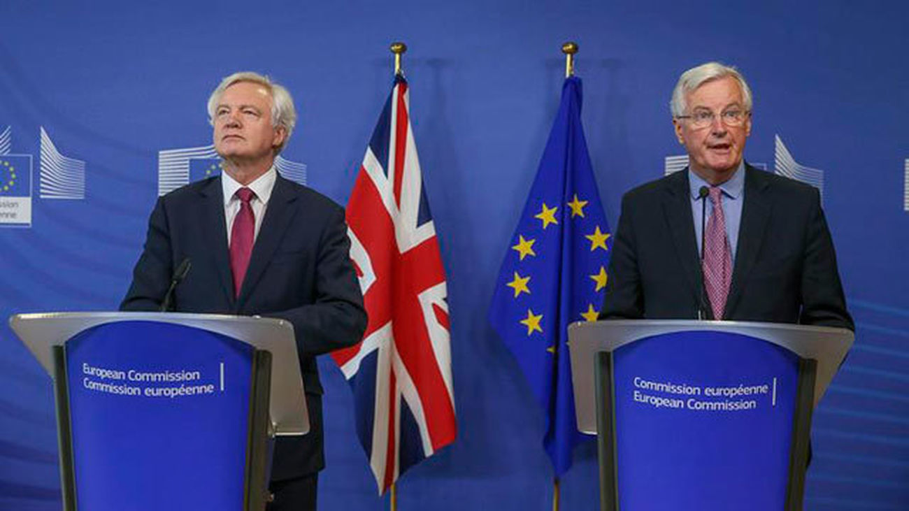 El secretario de Estado británico para la Salida de la UE, David Davis y el negociador jefe de la Comisión Europea, Michel Barn