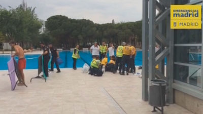 El Samur reanima a un hombre con parada cardiorespiratoria en la piscina de Aluche