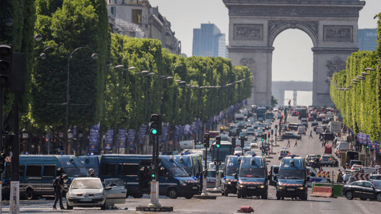 Muere el autor de un ataque contra la Policía en los Campos Elíseos