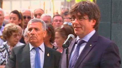Puigdemont abucheado en un acto de homenaje a las víctimas de Hipercor