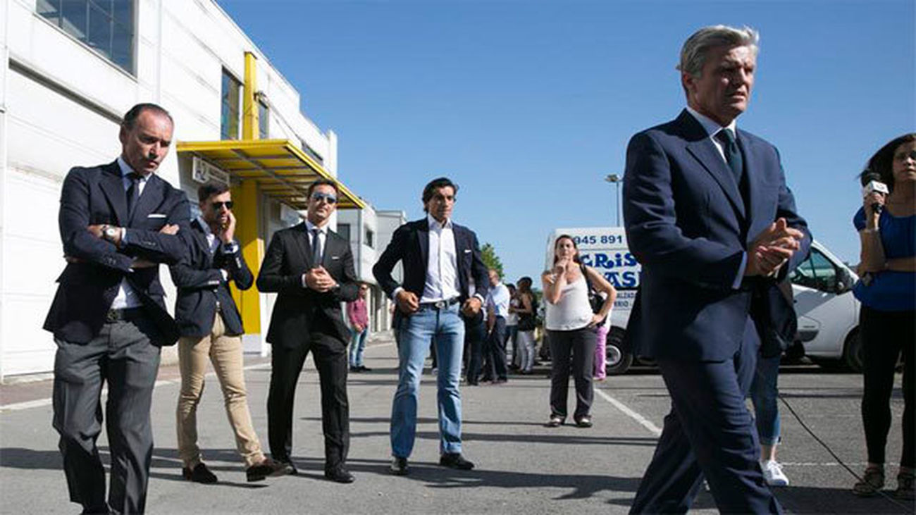 Compañeros de profesión del torero Fandiño arropan a la familia