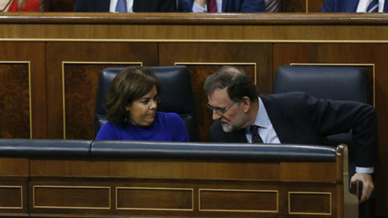 El presidente del Gobierno, Mariano Rajoy, conversa con la vicepresidenta, Soraya Saénz de Santamaría