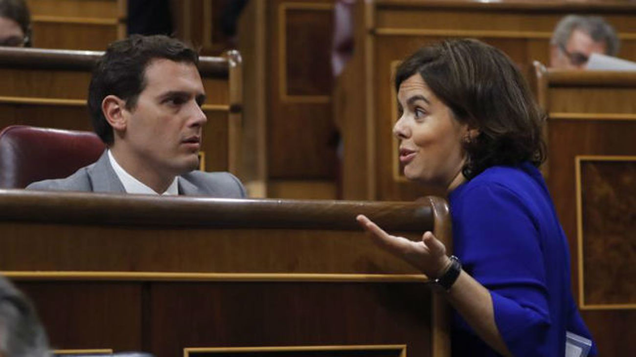 La vicepresidenta del Gobierno, Soraya Saénz de Santamaría, conversa el líder de Ciudadanos, Albert Rivera