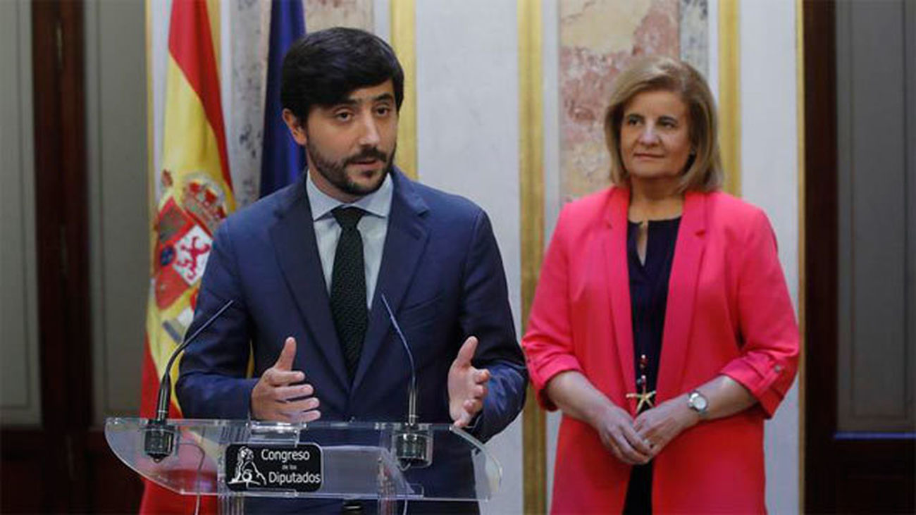 Toni Roldán de Ciudadanos con la ministra de Empleo, Fátima Báñez