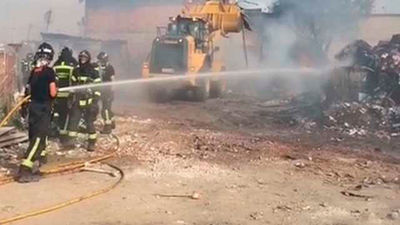 Arden dos chabolas en la Cañada Real