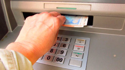 Tres detenidos por robar a personas mayores con el 'timo de la mancha'