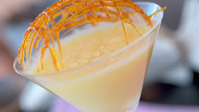 Sopa fría de piña y coco con cúpula de caramelo