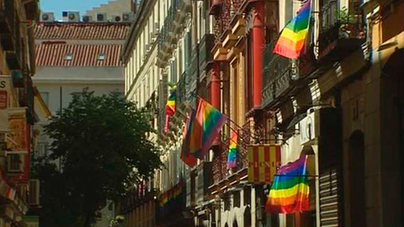 Las calles de Madrid se engalanan con las bandera arcoíris