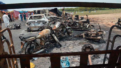 Al menos 120 muertos por explosión de camión cisterna accidentado en Pakistán