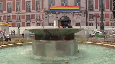 La bandera arcoiris preside la Real Casa de Correos