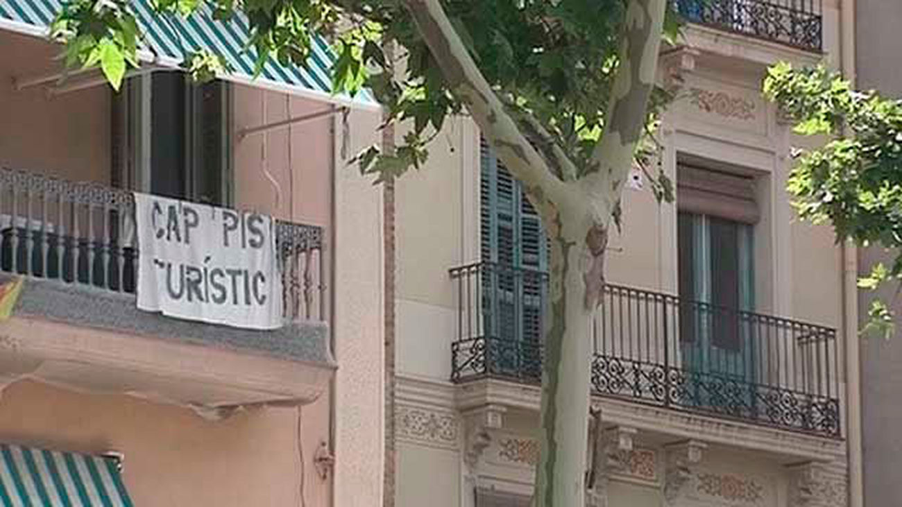 Barcelona multa a Airbnb y le amenaza con 600.000 euros si sigue ofertando pisos ilegales