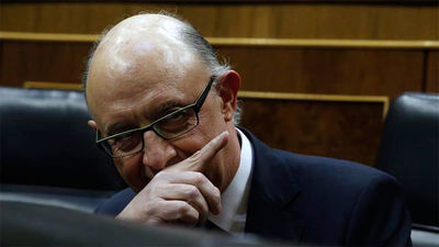 La oposición reprueba a Montoro por premiar el fraude