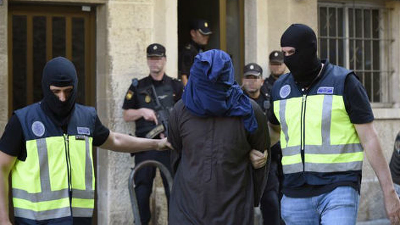 Efectivos de la Policia trasladan a un hombre detenido en la localidad de Inca (Mallorca)