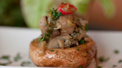 Champiñones rellenos de ternera, foie y chile